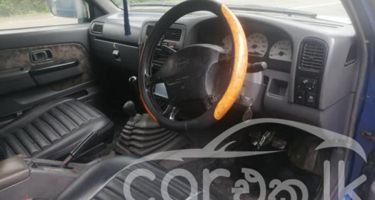 NISSAN D22 2003
