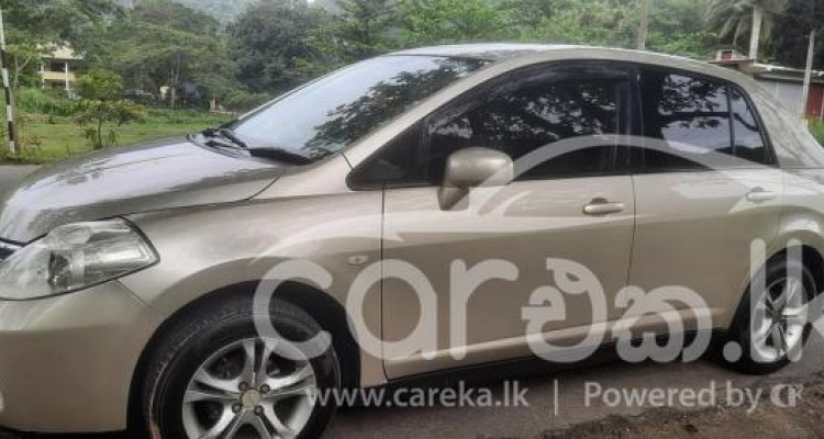 NISSAN TIIDA 2010