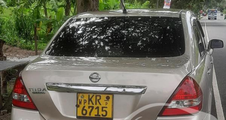 NISSAN TIIDA 2010