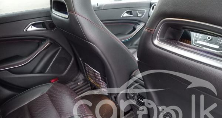 MERCEDES BENZ CLA180 2017
