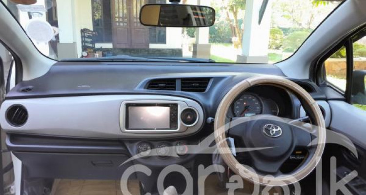 TOYOTA VITZ 2013