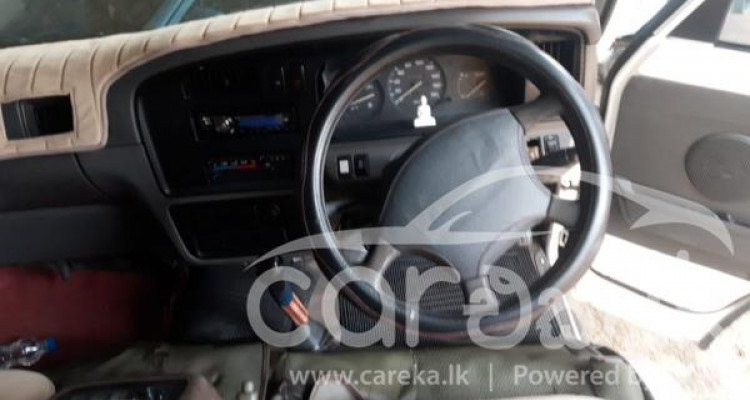 NISSAN CARAVAN 2001