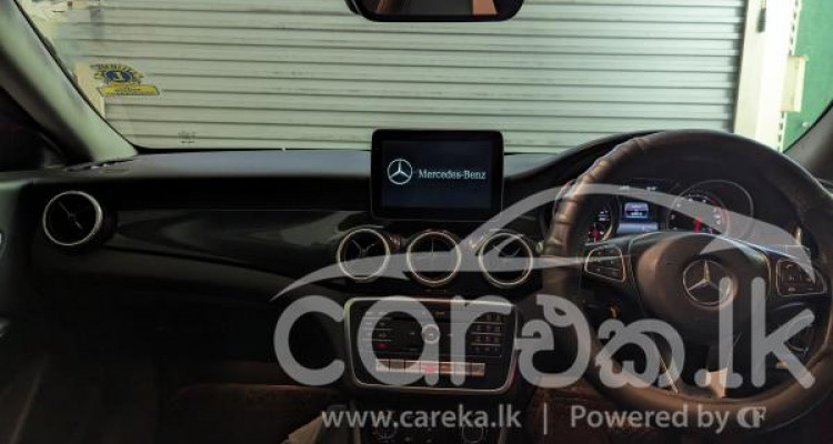 MERCEDES BENZ CLA180 2017