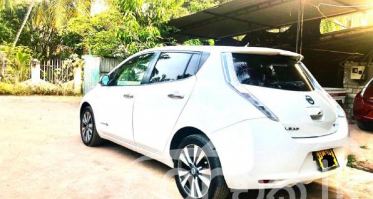 NISSAN LEAF 2015