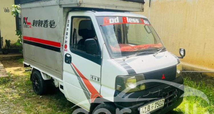 MITSUBISHI MINICAB 2002
