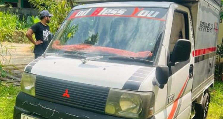 MITSUBISHI MINICAB 2002