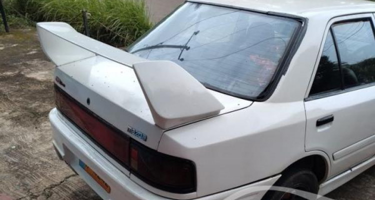 MAZDA FAMILIA 323 1990