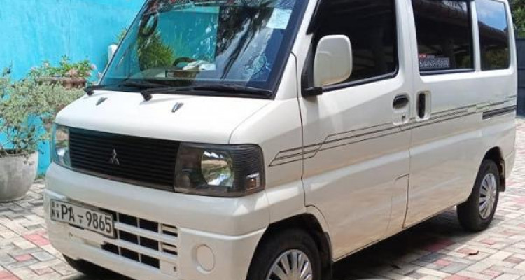 MITSUBISHI MINICAB 2002