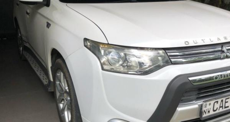 MITSUBISHI OUTLANDER PHEV 2013