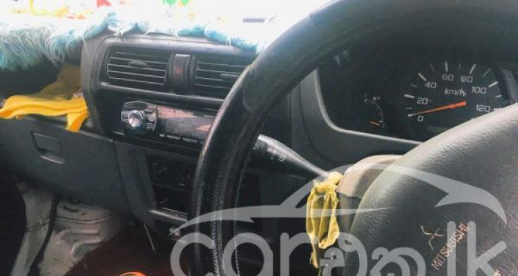 MITSUBISHI MINICAB 1999