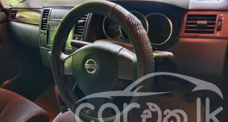 NISSAN TIIDA 2004
