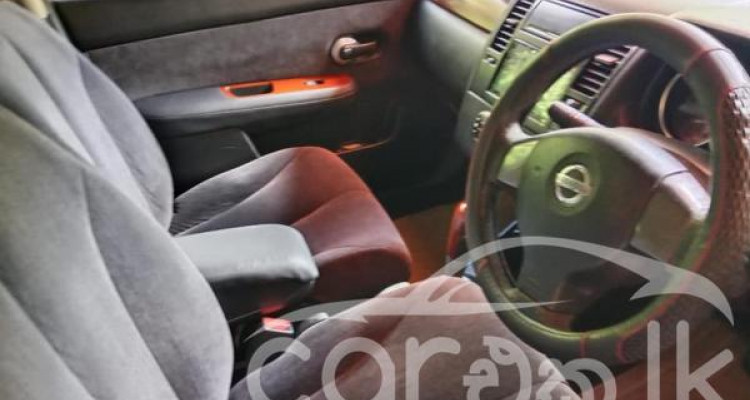 NISSAN TIIDA 2004