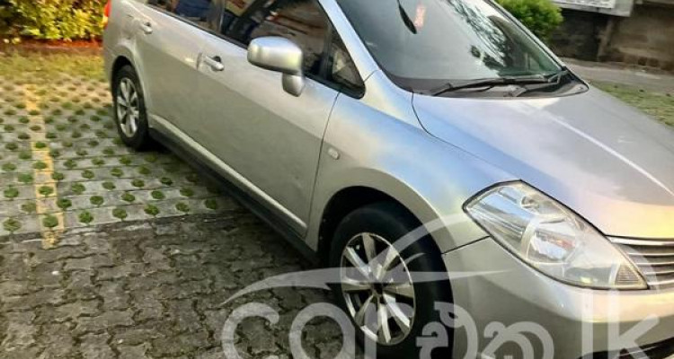 NISSAN TIIDA 2004
