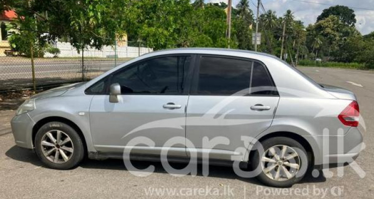 NISSAN TIIDA 2004