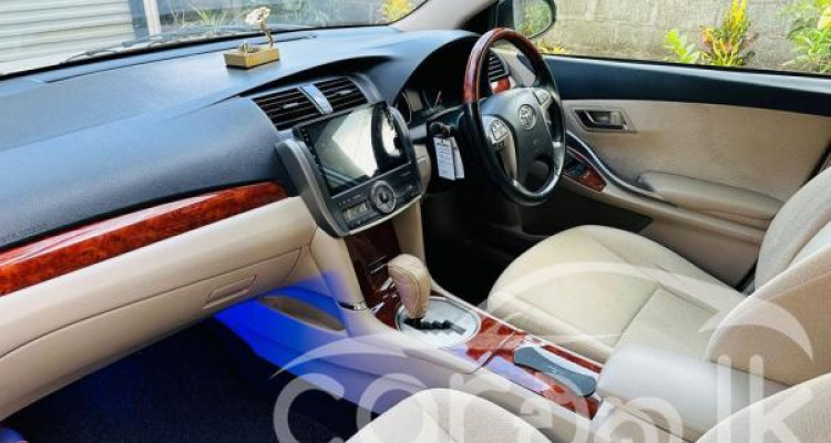TOYOTA PREMIO 2013