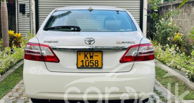 TOYOTA PREMIO 2013