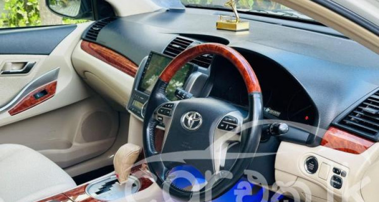 TOYOTA PREMIO 2013