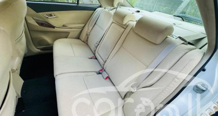 TOYOTA PREMIO 2013