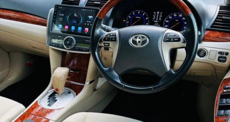 TOYOTA PREMIO 2013