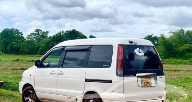 TOYOTA NOAH KR42 2002