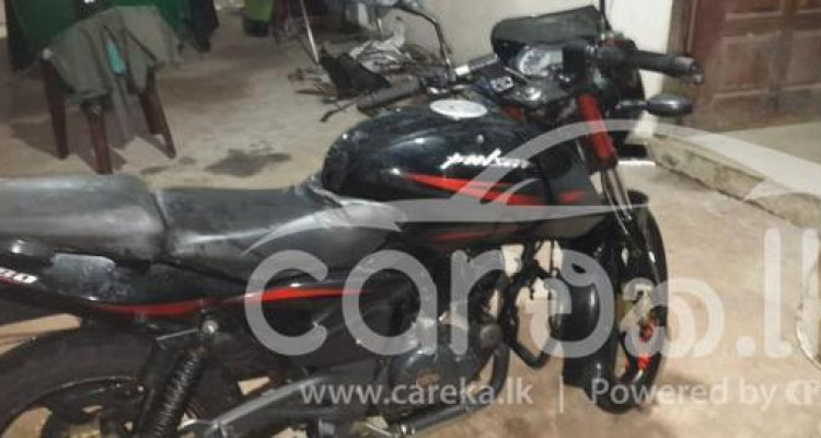 BAJAJ PULSAR 180 2018