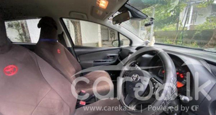 TOYOTA VITZ 2017