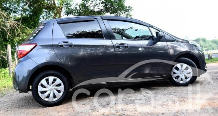 TOYOTA VITZ 2017