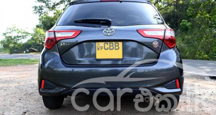 TOYOTA VITZ 2017