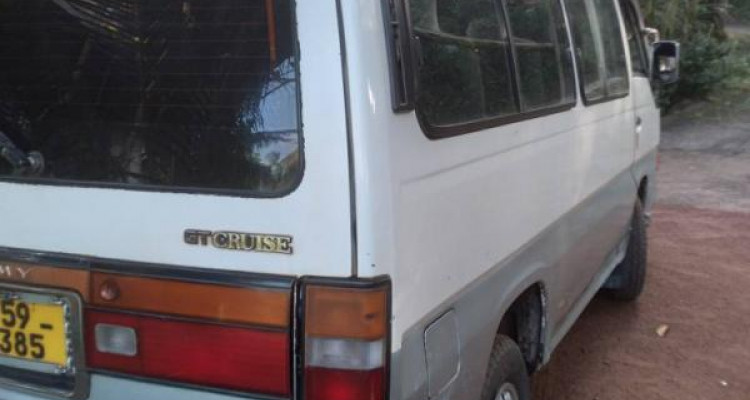 NISSAN CARAVAN 1992
