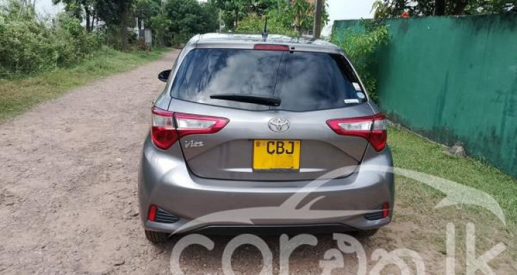 TOYOTA VITZ 2017