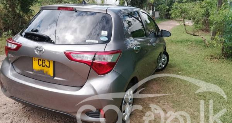 TOYOTA VITZ 2017