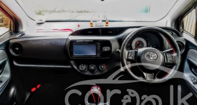 TOYOTA VITZ 2017