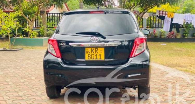 TOYOTA VITZ 2011