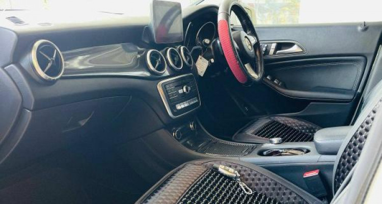 MERCEDES BENZ CLA180 2017