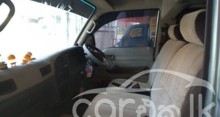 NISSAN CARAVAN 1992