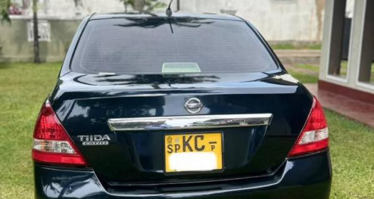 NISSAN TIIDA 2005