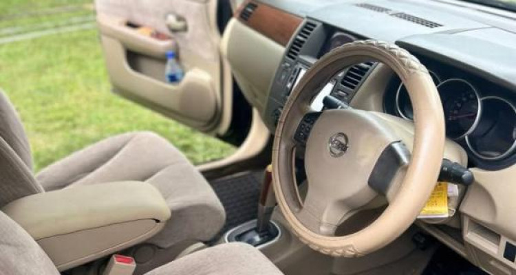 NISSAN TIIDA 2005