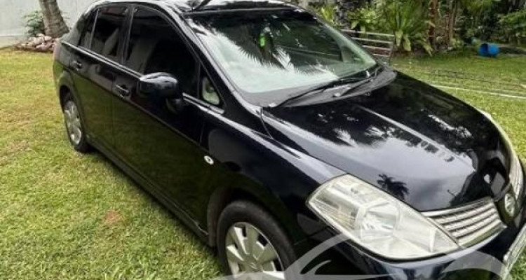 NISSAN TIIDA 2005