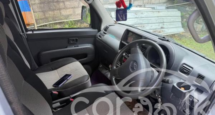 TOYOTA PIXIS 2012