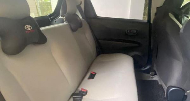 TOYOTA VITZ 2011