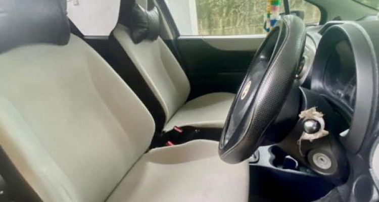 TOYOTA VITZ 2011