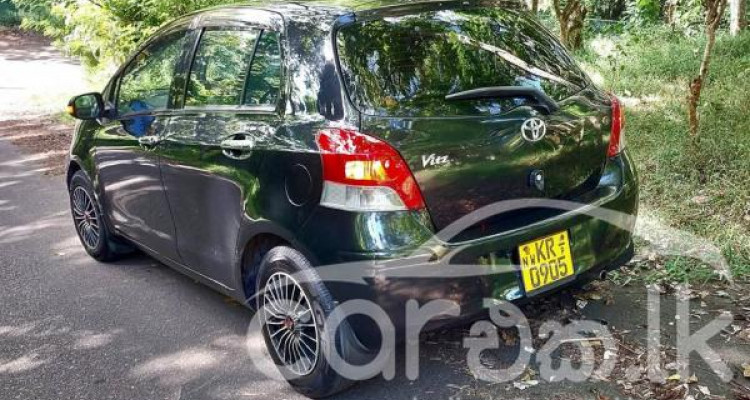 TOYOTA VITZ 2010