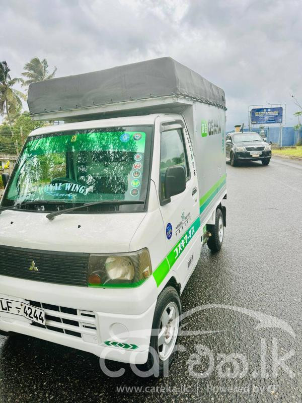 MITSUBISHI MINICAB 2004
