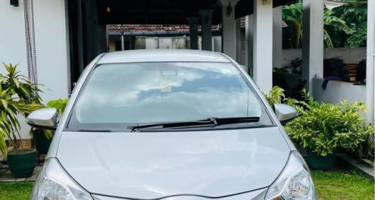 TOYOTA VITZ 2017