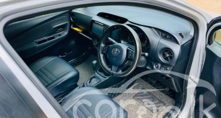 TOYOTA VITZ 2017