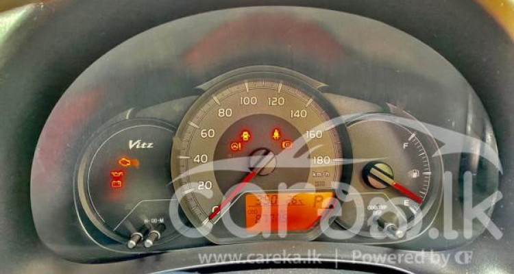TOYOTA VITZ 2017