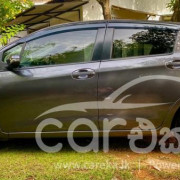 TOYOTA VITZ 2017