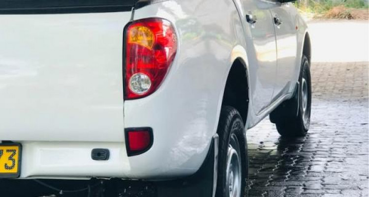 MITSUBISHI L200 2008