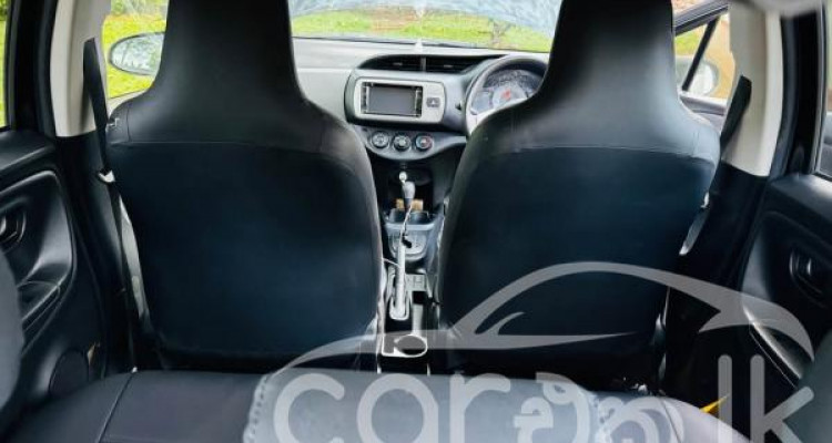 TOYOTA VITZ 2015