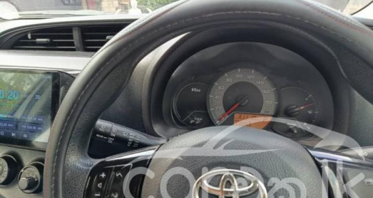 TOYOTA VITZ 2017